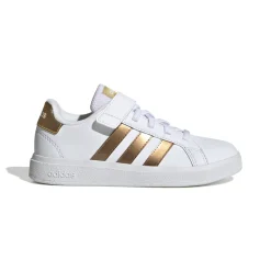 Sneaker tennis-inspired realizzate in parte con materiali riciclati.