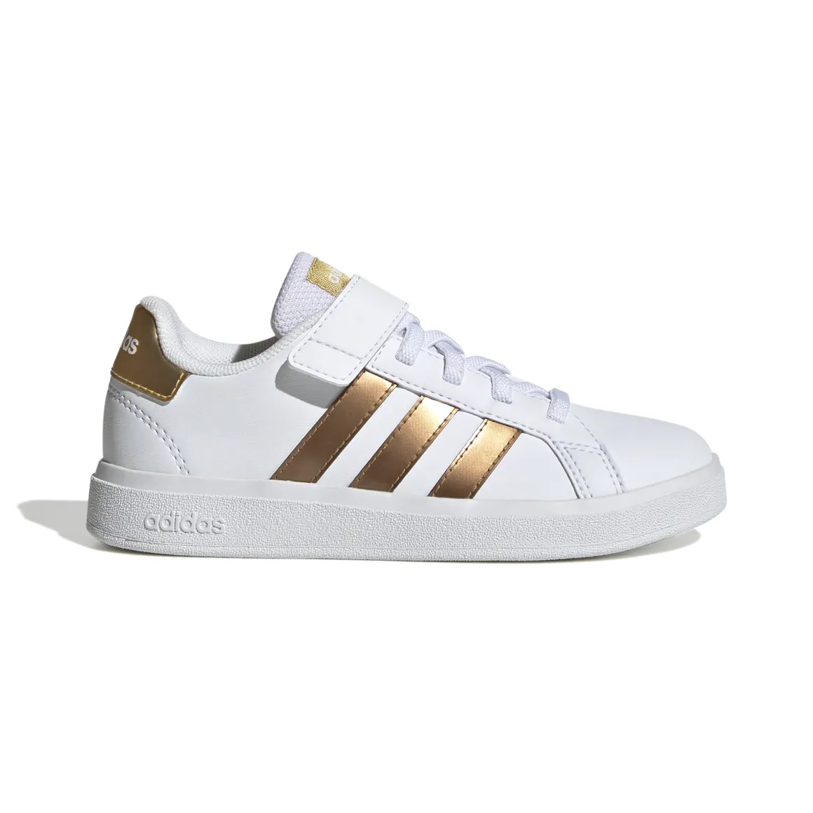 Sneaker tennis-inspired realizzate in parte con materiali riciclati.