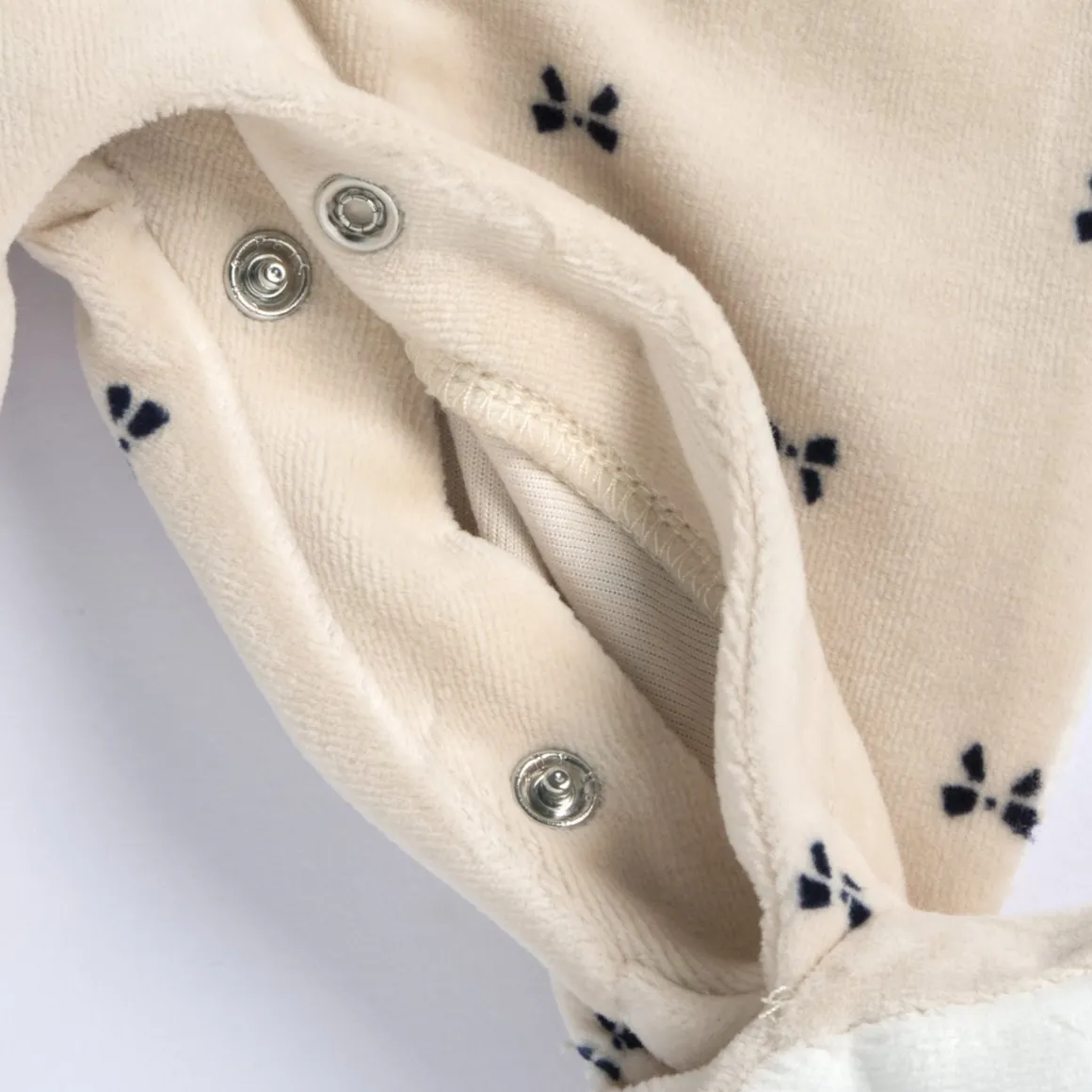 Tutina aperta entrogamba all over fiocchetti – chicco